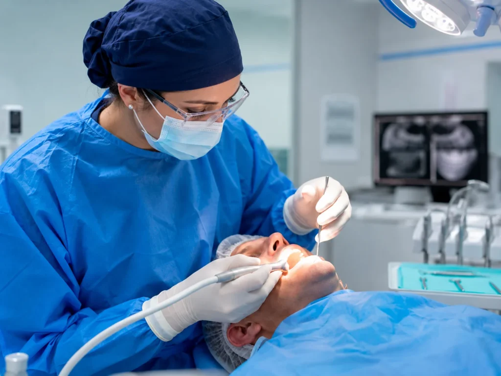 Dentista avaliando paciente em consulta de cirurgia bucomaxilofacial
