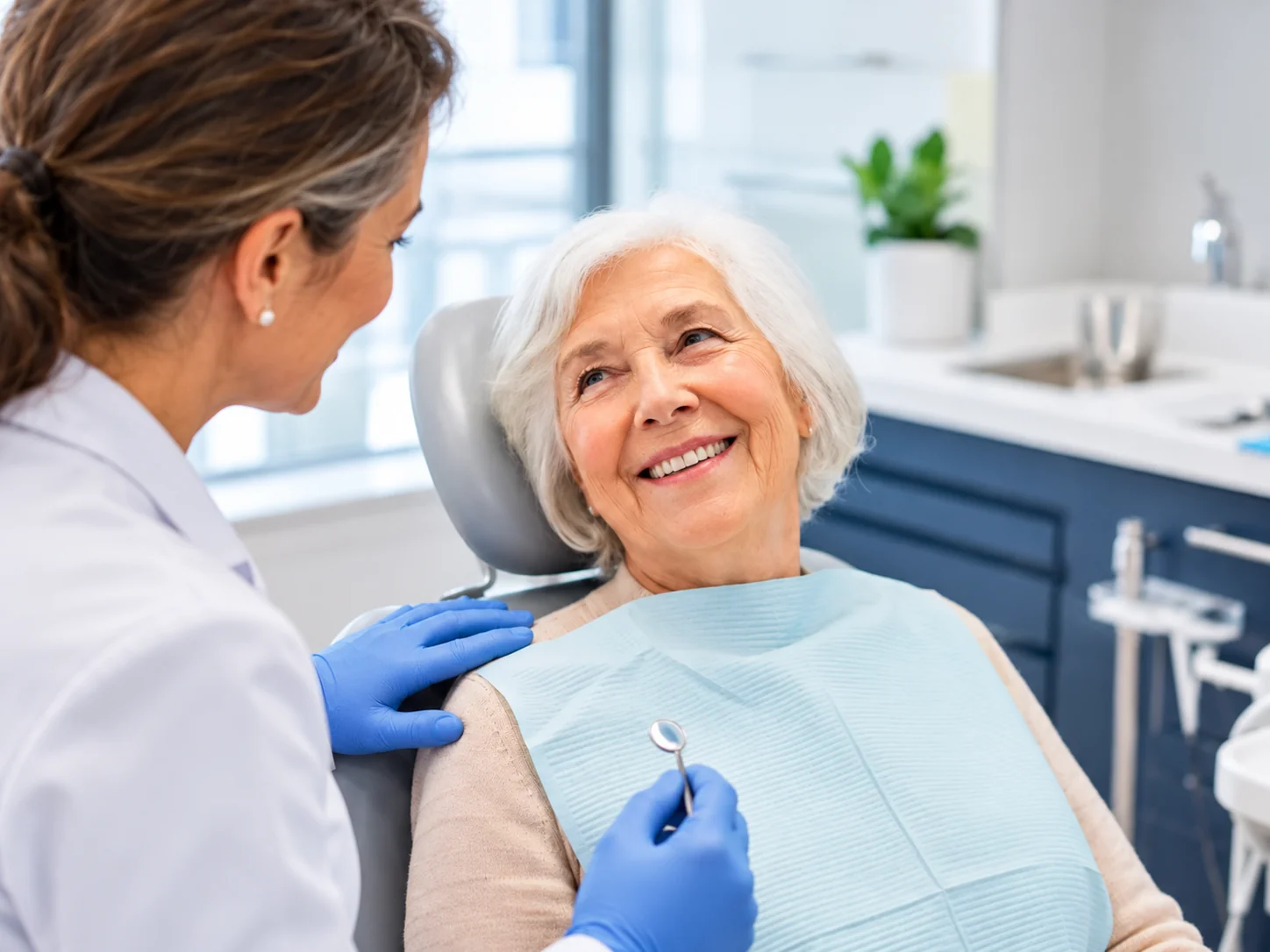 Dentista atendendo paciente idosa